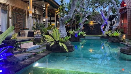 Una piscina al aire libre