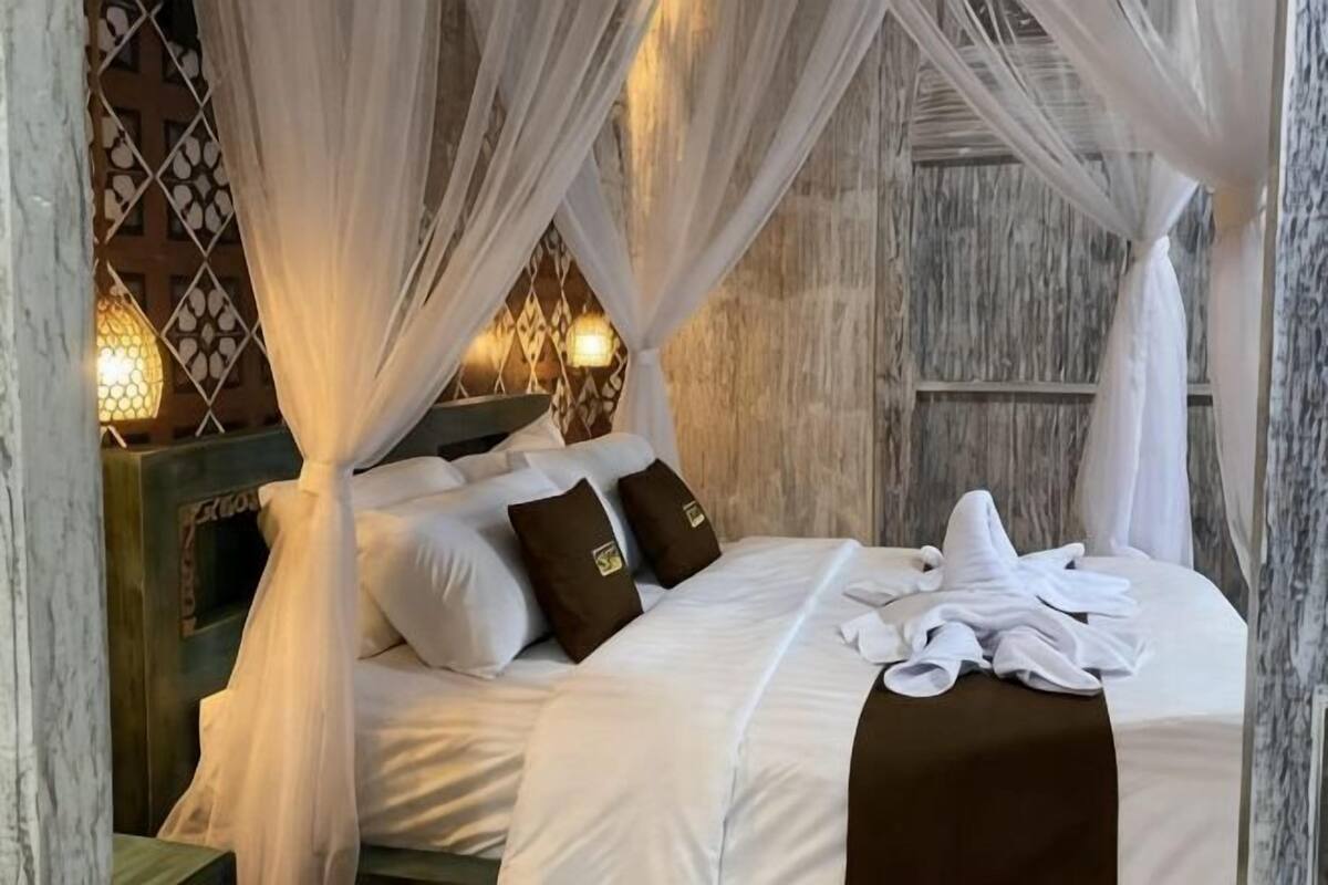 Minibar, meja kerja, Wi-Fi gratis, dan seprai linen