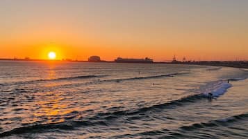 Pantai di sekitar, pasir putih, dan 3 bar pantai