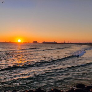 Beach nearby, white sand, 3 beach bars - Caruma Surf Hostel & Suites (Matosinhos)