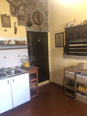 Interior - 5 du lac plage Appart. pool jacuzzi fully equipped kitchen bedroom bathroom (Castiglione del Lago)