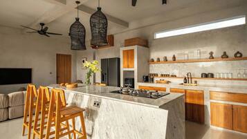 Vila, 2 quartos | Cozinha privada | Geladeira, fogão, cooktop, cafeteira/chaleira