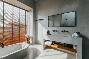 Villa, 2 habitaciones | Baño | Tina y regadera independientes, secadora de cabello, bidet, toallas 