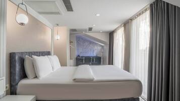 Quarto premium, 1 quarto, terraço, vista para a cidade | Roupas de cama de algodão egípcio, roupas de cama premium, escrivaninha