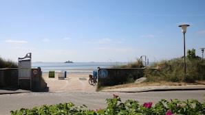 Une route côtière avec un accès à la plage, une piste cyclable et un chemin piétonnier.