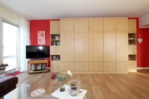 Fernseher, DVD-Player, Stereoanlage
