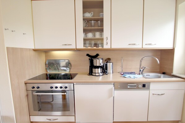 Ofen, Geschirrspüler, Wasserkocher mit Kaffee-/Teezubehör, Toaster
