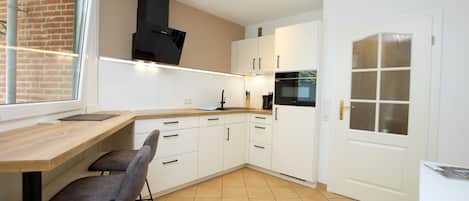 Mikrowelle, Ofen, Geschirrspüler, Hochstuhl