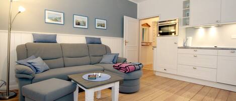 Una televisión, un reproductor de DVD, un reproductor estéreo