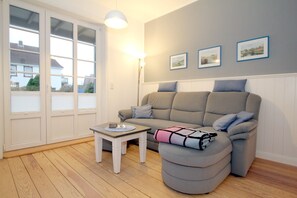 TV, DVD player, stereo - Ferienwohnung in Wyk mit 2 Zimmern auf ca. 38 m² (Wyk auf Föhr)