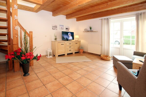Fernseher, DVD-Player, Stereoanlage