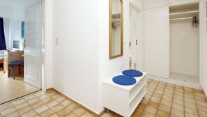 Een badkamer met een witte wastafel, een spiegel en een douche.