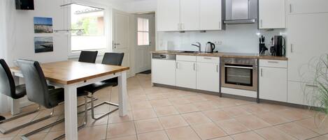 KĂŒhlschrank, Mikrowelle, Ofen, GeschirrspĂŒler