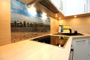 Fridge, microwave, oven, stovetop - Vacation apartment with 3 rooms on approx. 53m² (Wyk auf Föhr)