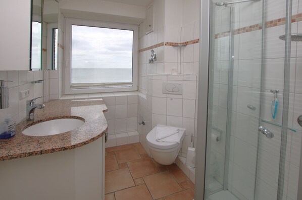 Bathroom - Vacation apartment with 2 rooms on approx. 45m² in 1st beach location with sea view (Wyk auf Föhr)