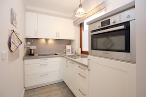 Kühlschrank, Mikrowelle, Ofen, Geschirrspüler