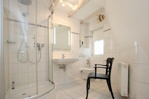 Bathroom - Ferienwohnung in Wyk mit 2 Zimmern auf ca. 45 m² im 2. OG (Wyk auf Föhr)