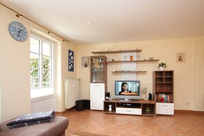 Fernseher, DVD-Player, Stereoanlage