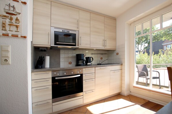 Kühlschrank, Mikrowelle, Ofen, Geschirrspüler