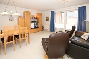TV, DVD player, stereo - Ferienwohnung mit 2-zimmern mit ca. 45m² und Balkon (Wyk auf Föhr)