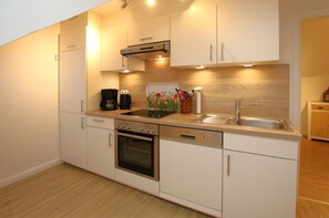 Ofen, Geschirrspüler, Toaster, Hochstuhl