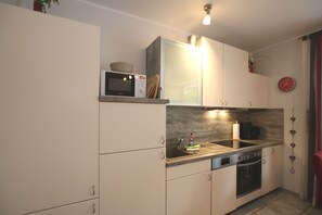 Mikrowelle, Ofen, Geschirrspüler, Toaster