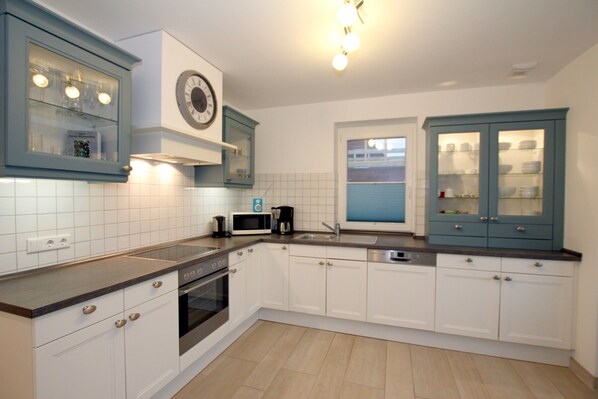 Microwave, oven, dishwasher, toaster - Freistehendes 5 Sterne-ferienhaus mit 4 Zimmern, ca. 131m², Garten und Terrasse (Wyk auf Föhr)