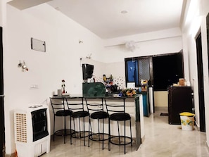Geladeira, micro-ondas, talheres/pratos/utensílios de cozinha