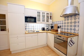 Kühlschrank, Mikrowelle, Ofen, Geschirrspüler