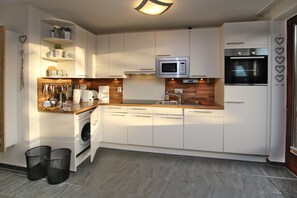 Mikrowelle, Ofen, Geschirrspüler, Hochstuhl