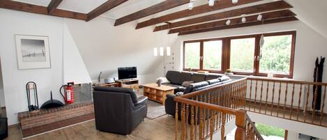 Fernseher, Kamin, DVD-Player, Stereoanlage