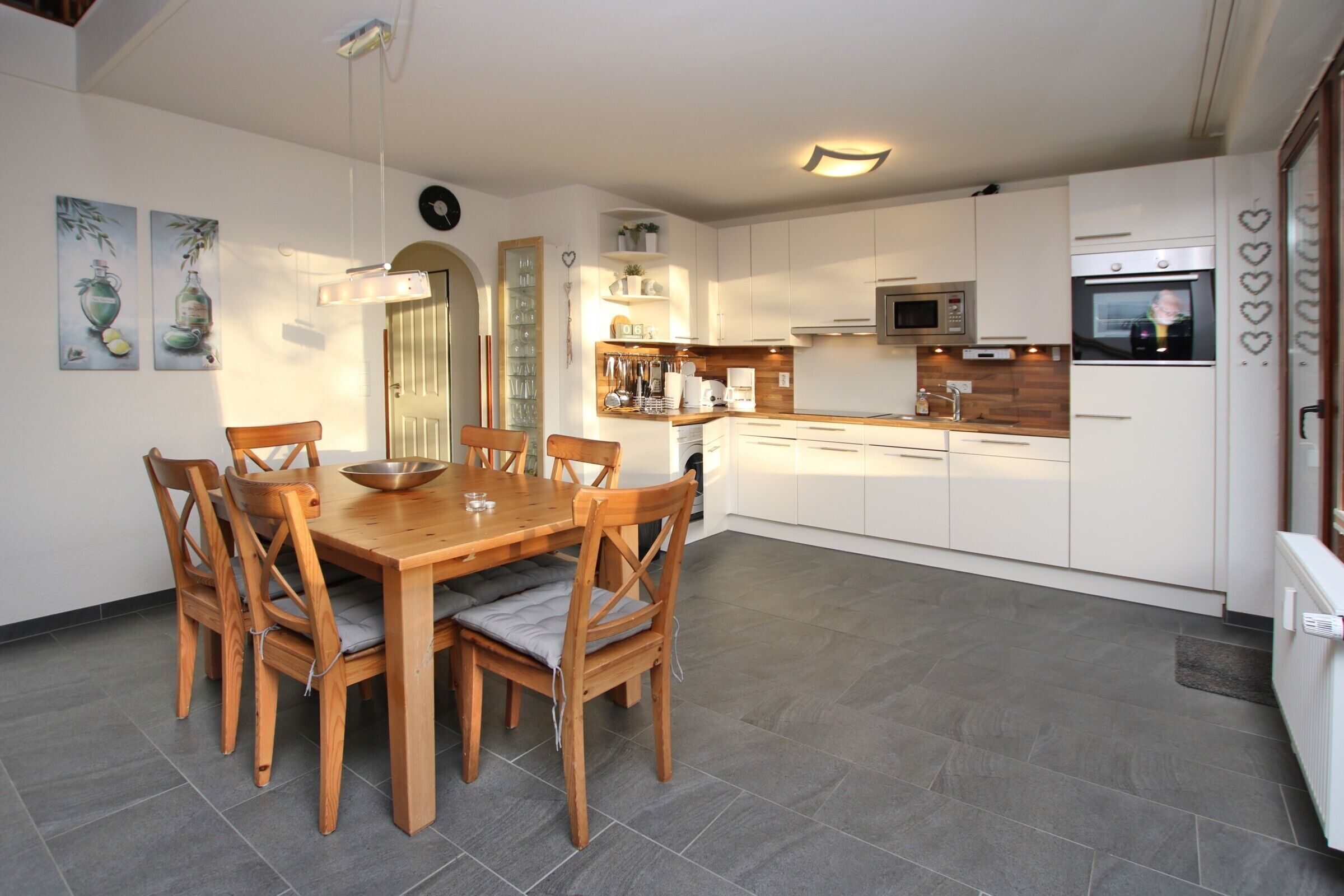 Mikrowelle, Ofen, Geschirrspüler, Hochstuhl