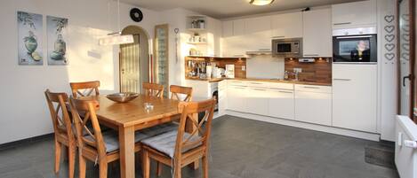 Mikrowelle, Ofen, Geschirrspüler, Hochstuhl