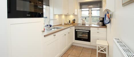 Een microgolfoven, een oven, een vaatwasser