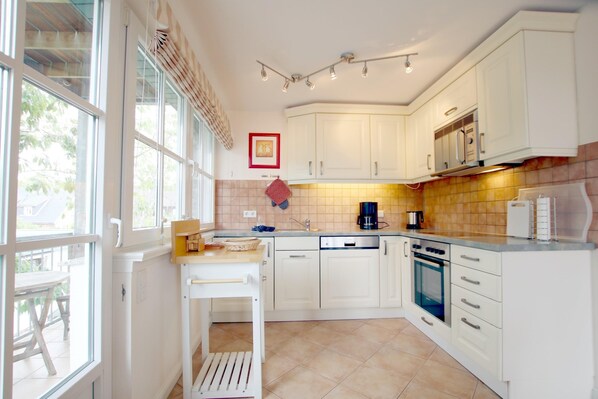 Microwave, oven, dishwasher, coffee/tea maker