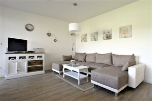 Fernseher, DVD-Player, Stereoanlage