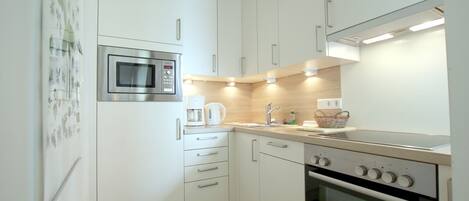 Micro-ondes, four, lave-vaisselle, cafetière/bouilloire