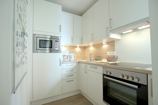 Microwave, oven, dishwasher, coffee/tea maker - Ferienwohnung mit 2- Zimmern und Balkon (Wyk auf Föhr)
