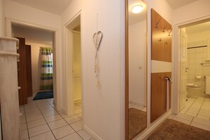 Une salle de bain avec une douche, des toilettes et un lavabo.