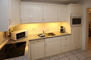 Fridge, microwave, oven, dishwasher - Ferienwohnung mit 3- Zimmern auf ca. 65m² (Wyk auf Föhr)