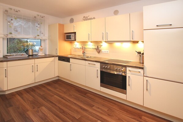 Fridge, microwave, oven, dishwasher - Ferienwohnung mit 4- Zimmern auf ca. 75m² (Wyk auf Föhr)