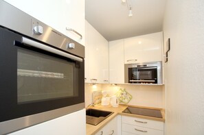 Mikrowelle, Ofen, Geschirrspüler, Toaster