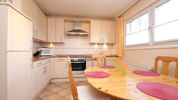 Kühlschrank, Mikrowelle, Ofen, Geschirrspüler