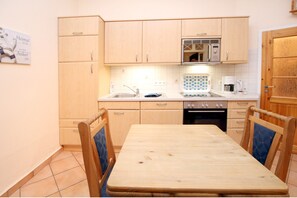 ثلاجة، ميكروويف، فرن، موقد طهي مسطح