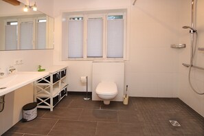 Shower, hair dryer - Ferienwhg. im 2-familienhaus, ca. 110m² Wohnfläche im EG mit Garten und Terrasse (Wyk auf Föhr)
