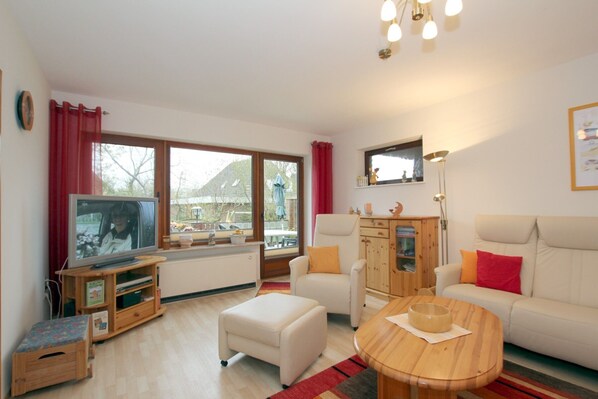 Fernseher, DVD-Player, Stereoanlage