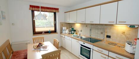 Køleskab, mikrobølgeovn, ovn, kogeplade