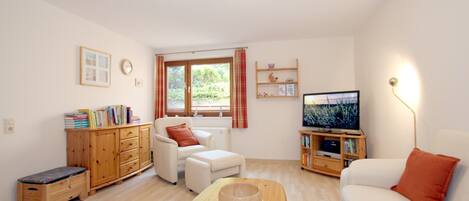 Een televisie, een dvd-speler en een stereo