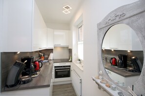 Fridge, microwave, oven, stovetop - Ferienwohnung mit 2-zimmern mit ca. 45m² am Südstrand (Wyk auf Föhr)