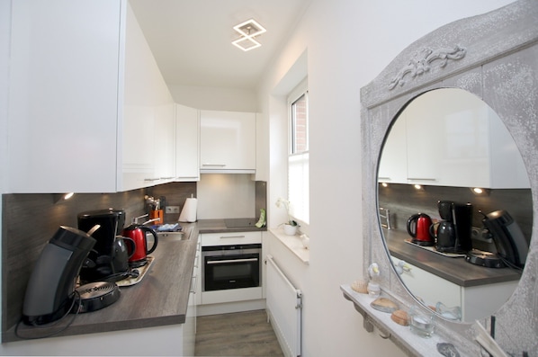 Kühlschrank, Mikrowelle, Ofen, Herdplatte